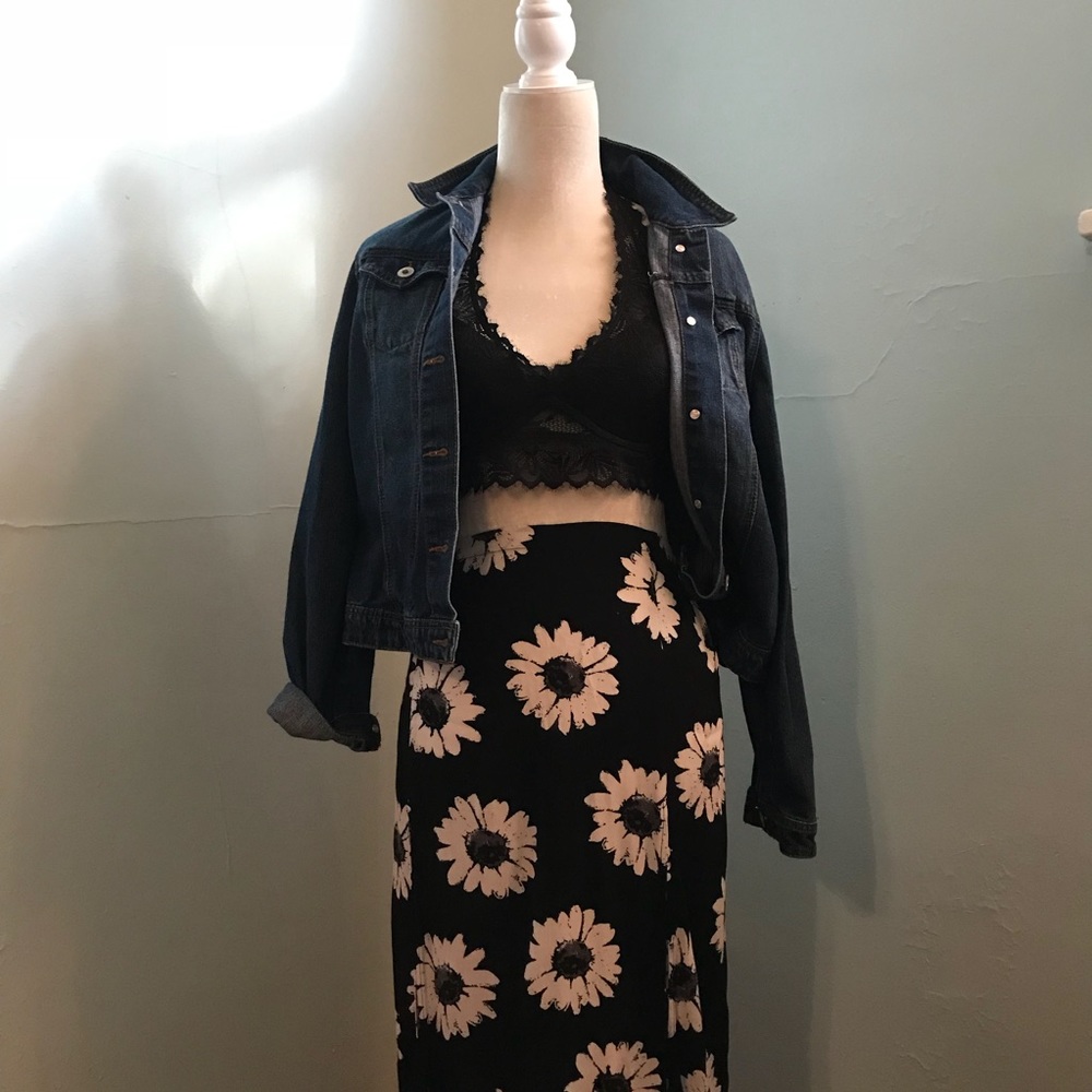 Super cute split panel daisy maxi skirt